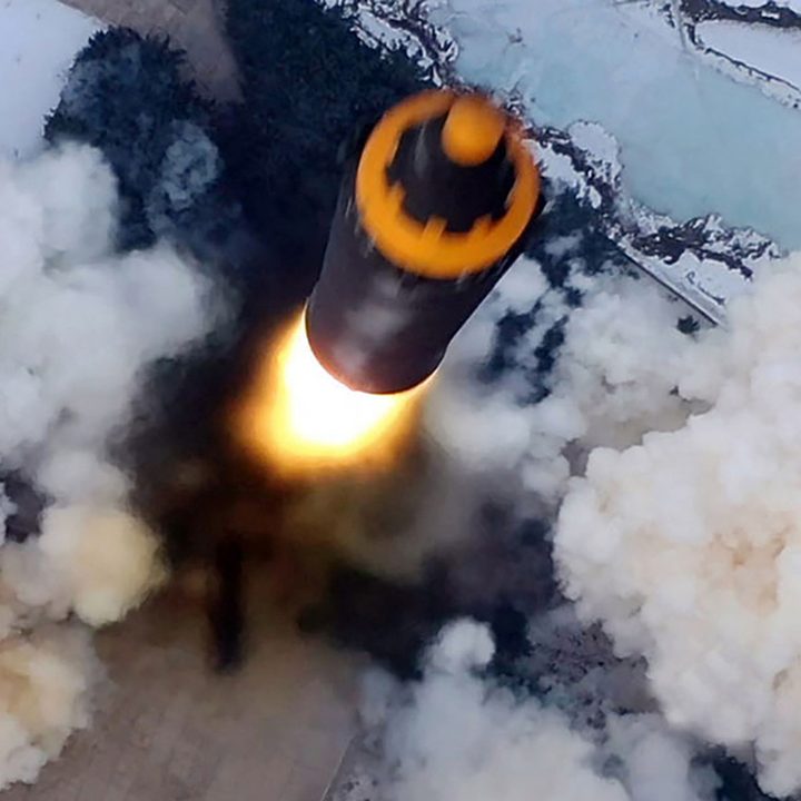 La imagen muestra un misil balístico lanzado por Corea del Norte.