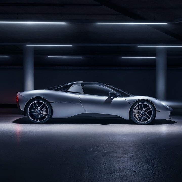 Gordon Murray Automotive T.33 color plata.