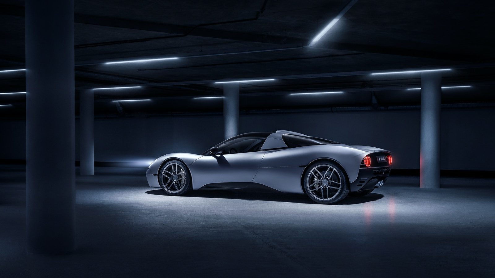 Gordon Murray Automotive T.33 color plata.