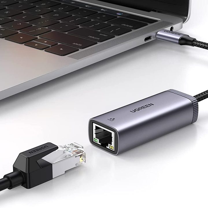 Adaptador de USB-C a Ethernet conectado a una computadora portátil de color plateado.