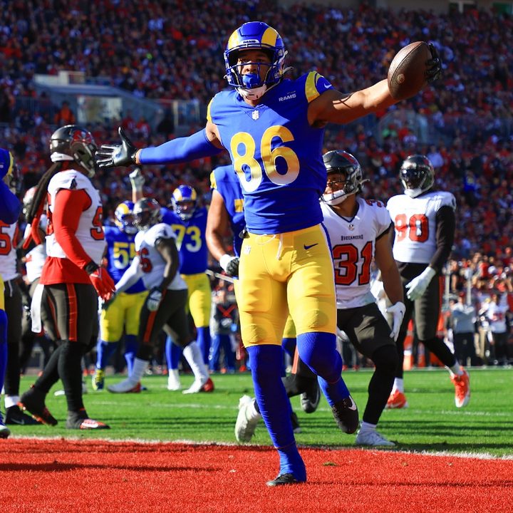 Kendall Blanton de Los Angeles Rams celebra tras anotar un touchdown ante los Tampa Bay Buccaneers