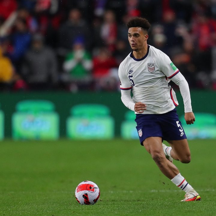 Antonee Robinson de la selección de Estados Unidos corre detrás del balón de fútbol.