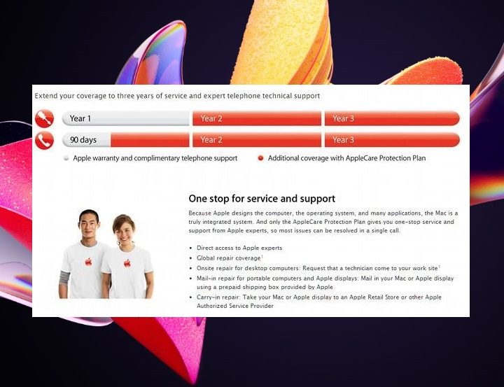 Una pareja de jóvenes con la playera de Apple Care+ en el menú de servicio.