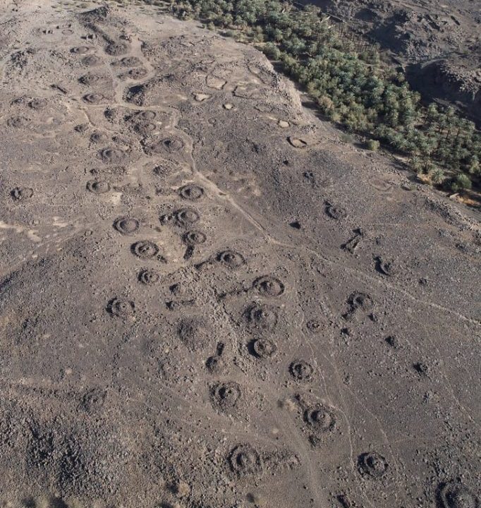 La imagen muestra una serie de antiguas rutas arqueológicas marcadas por tumbas halladas en Arabia Saudita.