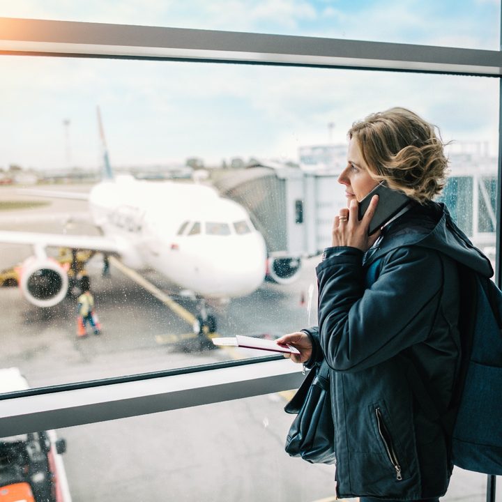 Una mujer habla en un aeropuerto