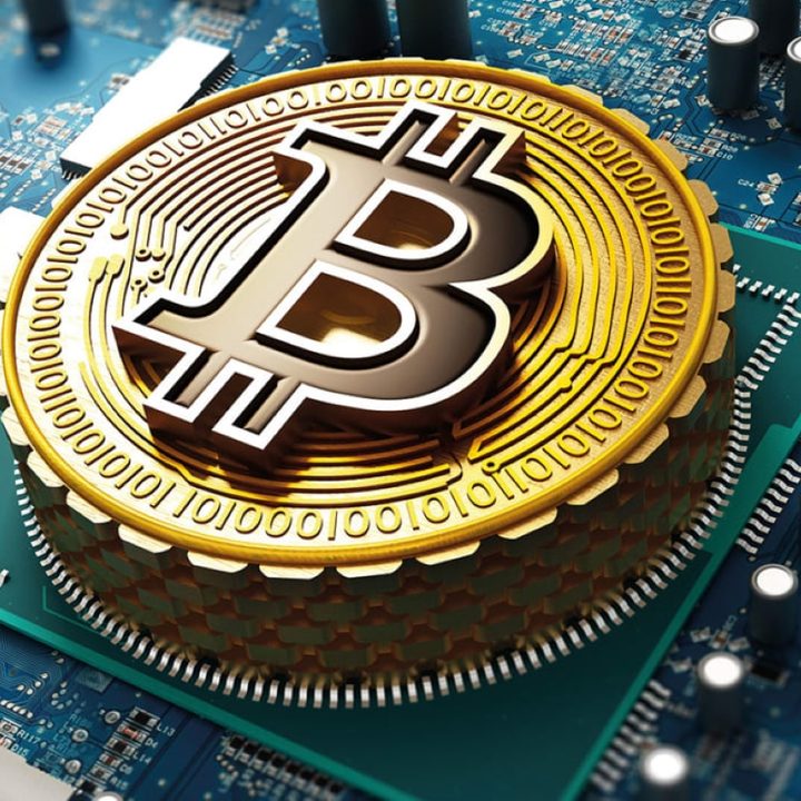 Símbolo de bitcoin en color dorado sobre la placa base de un ordenador.