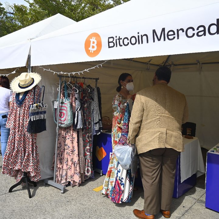 Un mercado de El Salvador acepta bitcoin