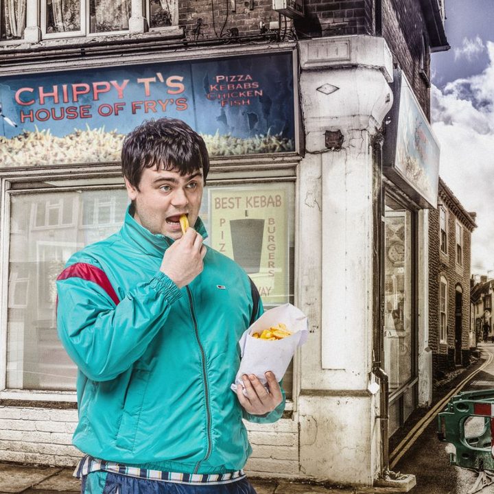 Una escena de Brassic, una de las mejores series en Hulu.