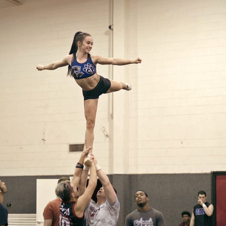 Una porrista hace una rutina en Cheer, uno de los mejores documentales en Netflix.