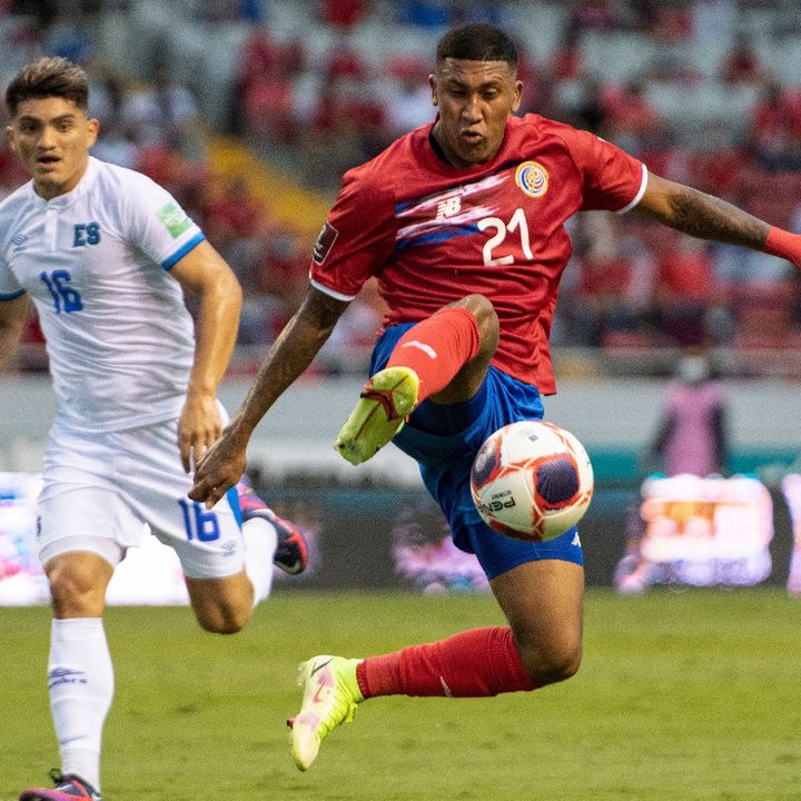 El jugador costarricense José Ortiz domina el balón.