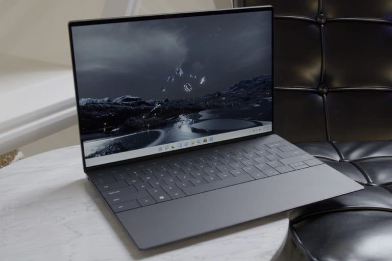 Dell XPS 13 Plus sobre una mesa redonda, para comparar a la Dell XPS 13 Plus vs. XPS 13.