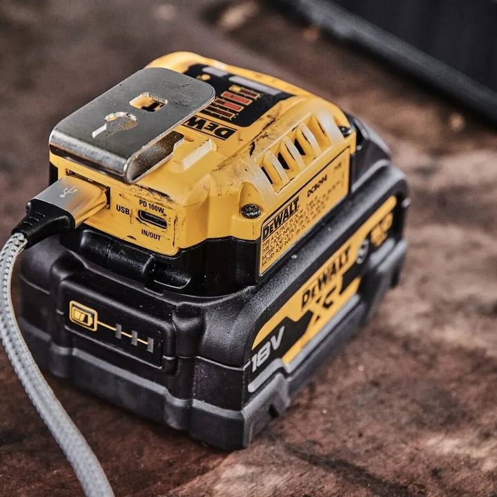 DeWalt presenta una fuente de carga que integra puertos USB tipo C.