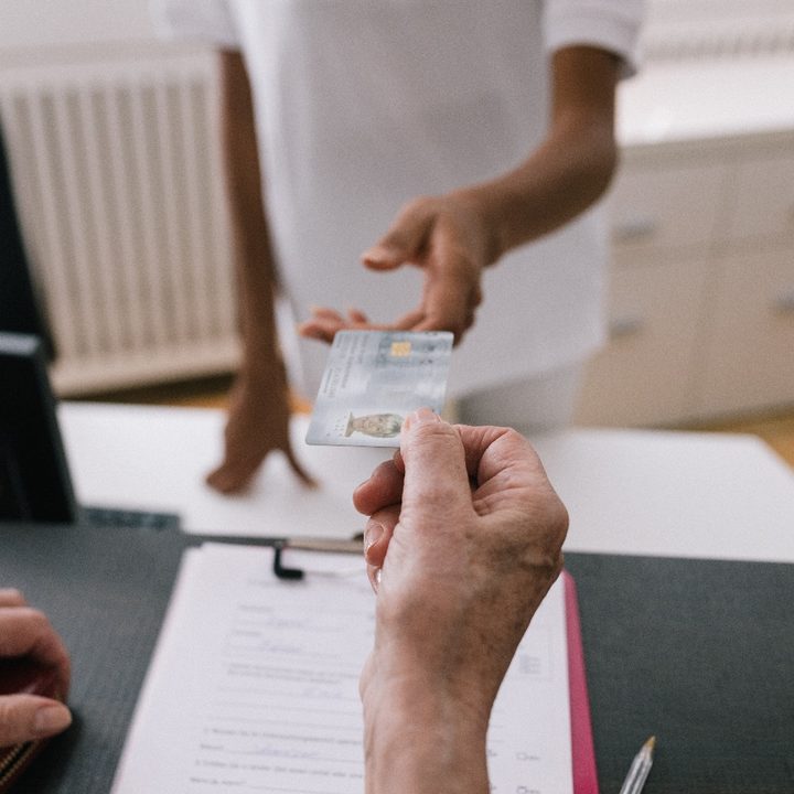 Una persona muestra su tarjeta de identificación