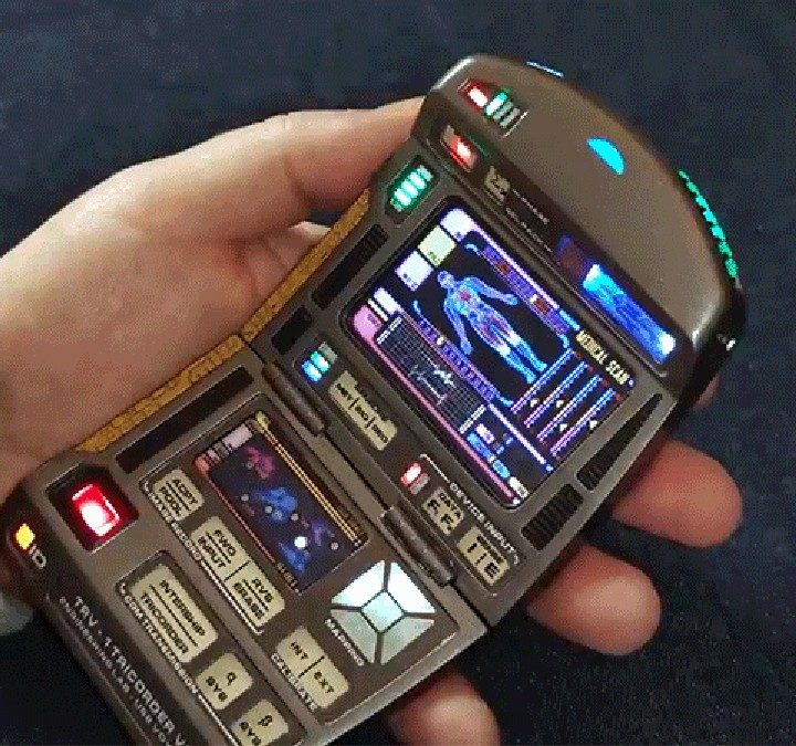 La imagen muestra una réplica de un tricorder, dispositivo que aparece en Star Trek: Voyager.