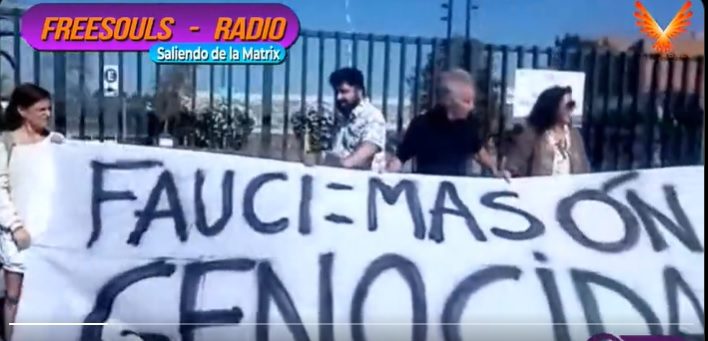 Manifestantes en Santiago de Chile sostienen carteles para protestar contra Anthony Fauci