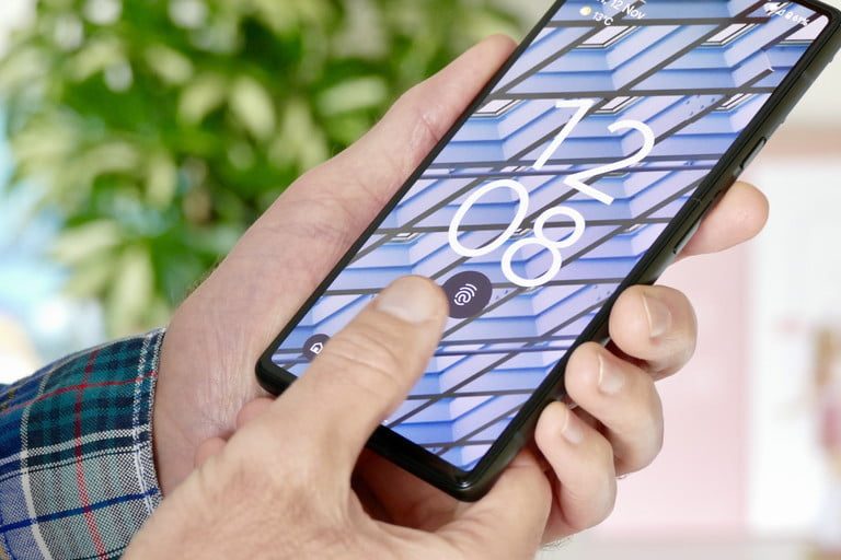 El escáner de huellas dactilares debajo de la pantalla del Google Pixel 6.