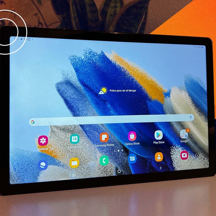 Galaxy Tab A8 sobre una mesa de madera. La tableta muestra su interfaz principal.
