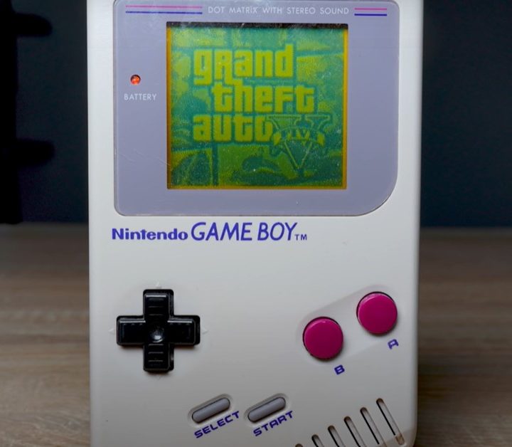 Una Game Boy clásica en la que se puede ver el juego GTA V en su pantalla.