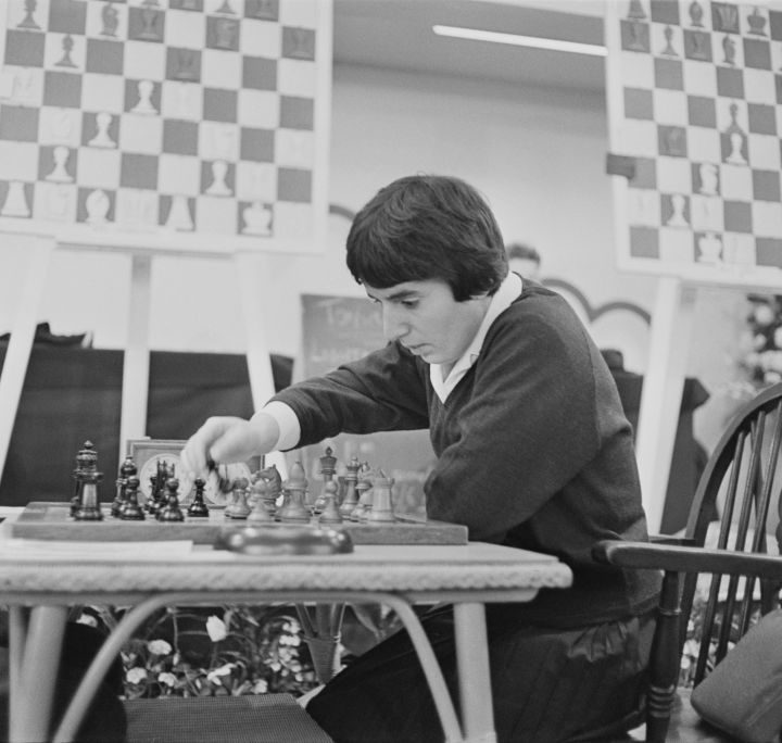 Una jueza federal de distrito de Estados Unidos calificó como procedente una demanda entablada contra Netflix por Nona Gaprindashvil, una excampeona de ajedrez en la década de los sesenta que es mencionada en la serie The Queen's Gambit.