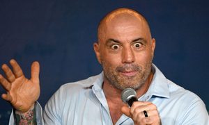 La imagen muestra al polémico comediante Joe Rogan.