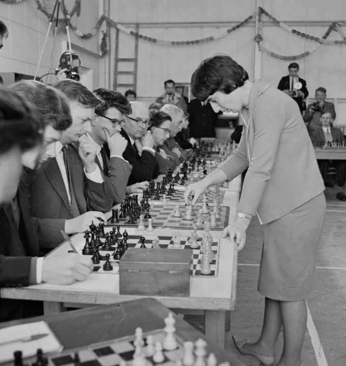 Una jueza federal de distrito de Estados Unidos calificó como procedente una demanda entablada contra Netflix por Nona Gaprindashvil, una excampeona de ajedrez en la década de los sesenta que es mencionada en la serie The Queen's Gambit.