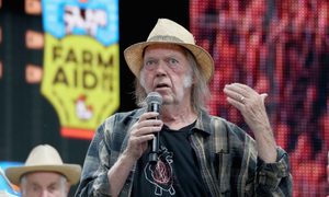 La imagen muestra al músico canadiense Neil Young.