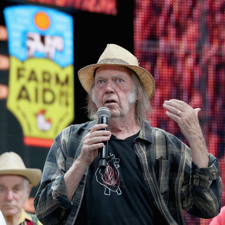 La imagen muestra al músico canadiense Neil Young.