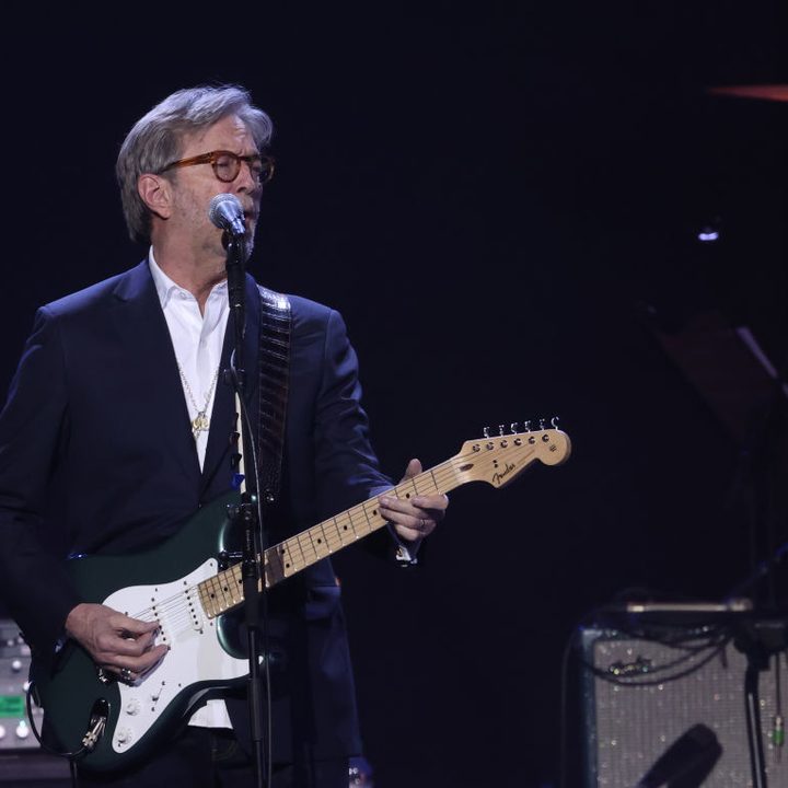 El músico Eric Clapton asegura que las vacunas contra el COVID-19 son un instrumento de "hipnosis masiva".