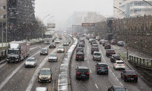 Autos circulando por una avenida en París
