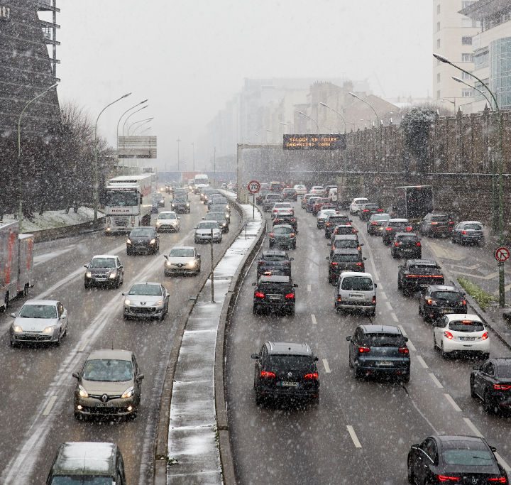 Autos circulando por una avenida en París