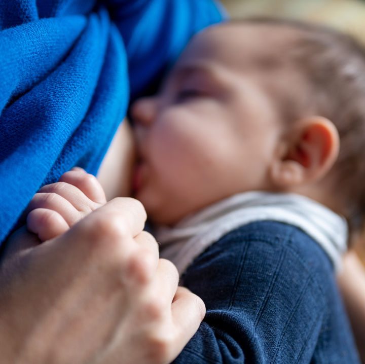 Un estudio de la Universidad de California en Los Ángeles señala que es poco probable que la lactancia materna pueda transmitir el COVID-19 a un bebé.