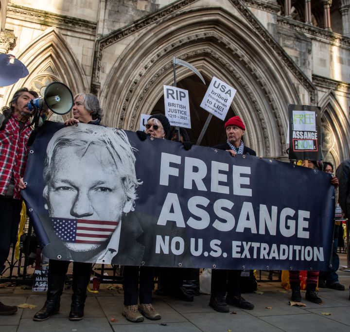 Un grupo de manifestantes protesta contra la extradición de Julian Assange a Estados Unidos.