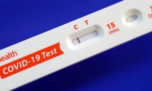 Una ilustración de una prueba rápida de COVID-19