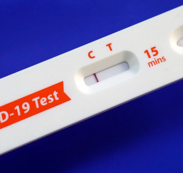Una ilustración de una prueba rápida de COVID-19