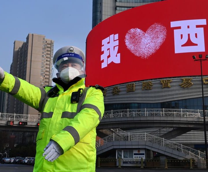 La imagen muestra a un policía en la ciudad china de Xian.