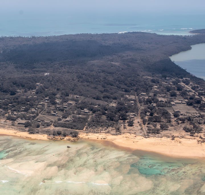 La imagen muestra una vista aérea de la isla de Tonga tras la erupción del volcán.