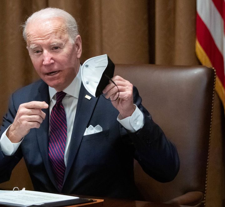 La imagen muestra a Joe Biden usando una mascarilla N95.