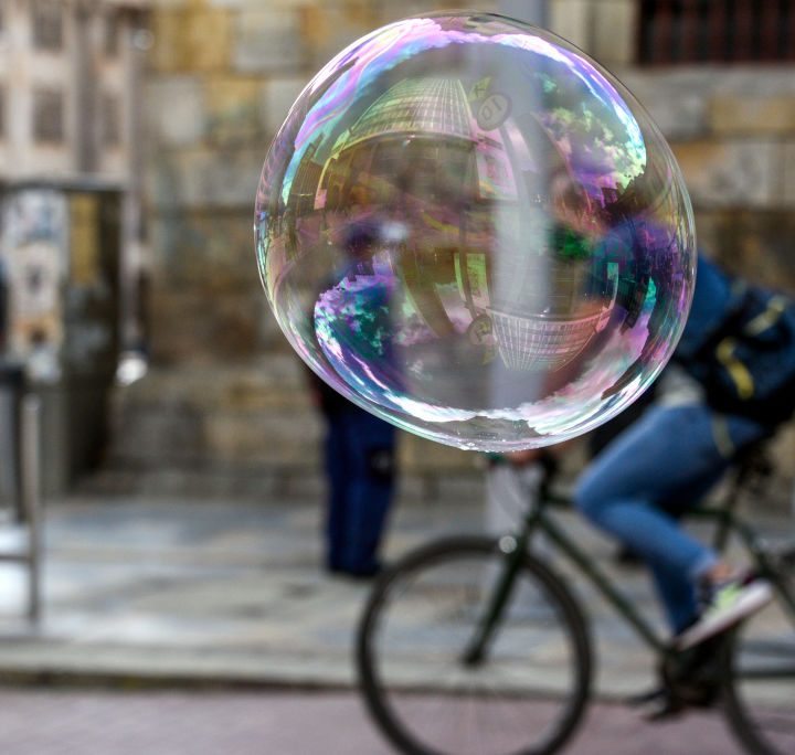 La imagen muestra una burbuja flotando.