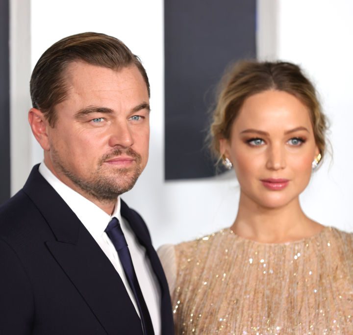 La imagen muestra a los actores Leonardo DiCaprio y Jennifer Lawrence en la premiere de Don't Look Up.