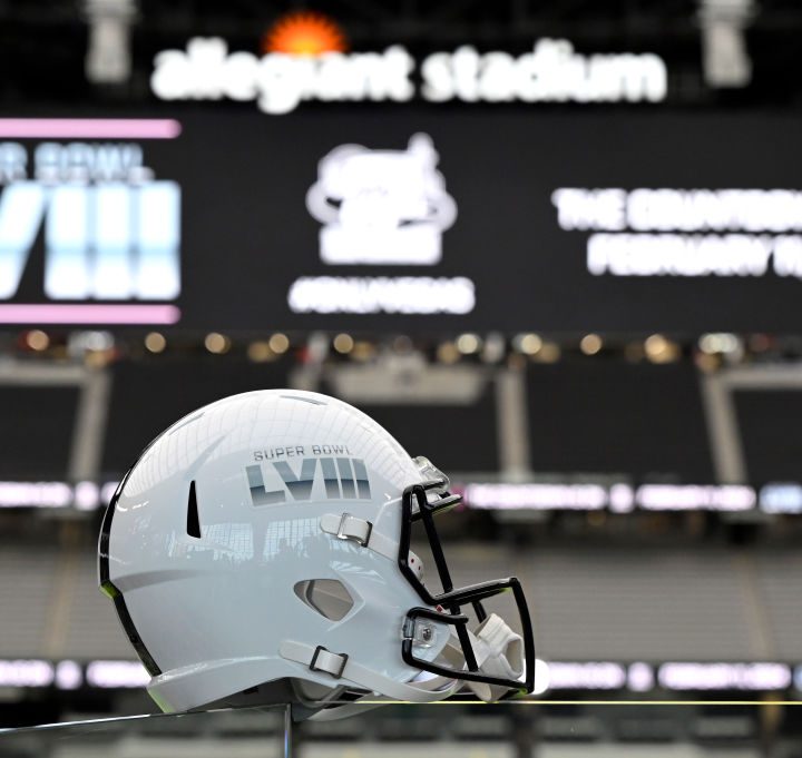 La imagen muestra un casco de fútbol americano como parte del anuncio del Super Bowl 2022.
