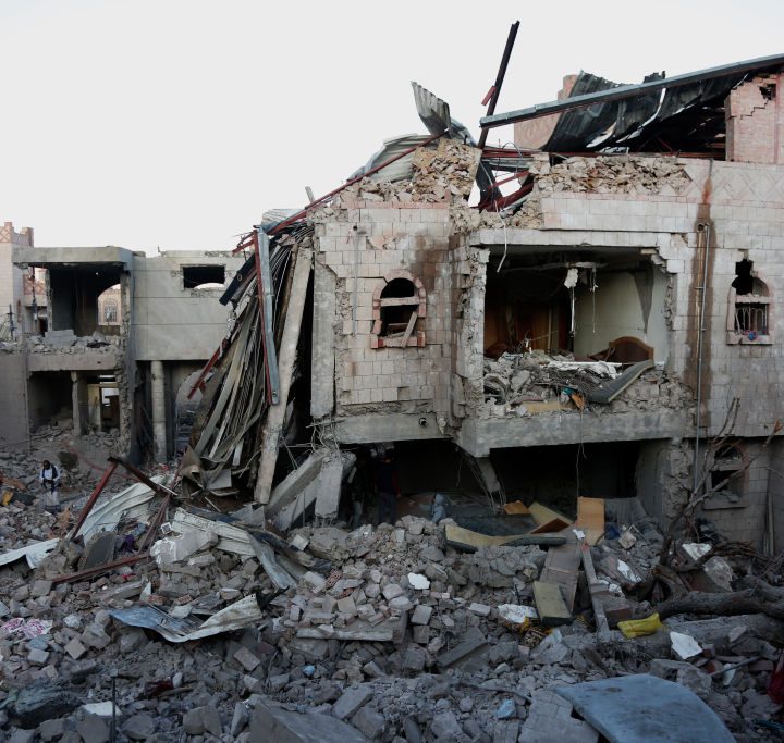 La imagen muestra las ruinas de la ciudad de Saná en Yemen tras sufrir un ataque aéreo.