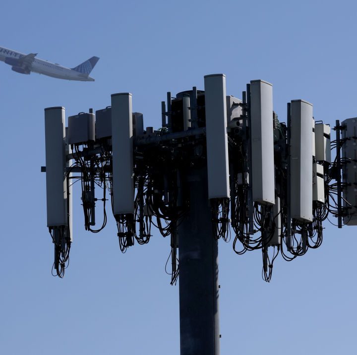En medio de críticas de la industria aeronáutica, AT&T y Verizon lanzan la red 5G de banda C.