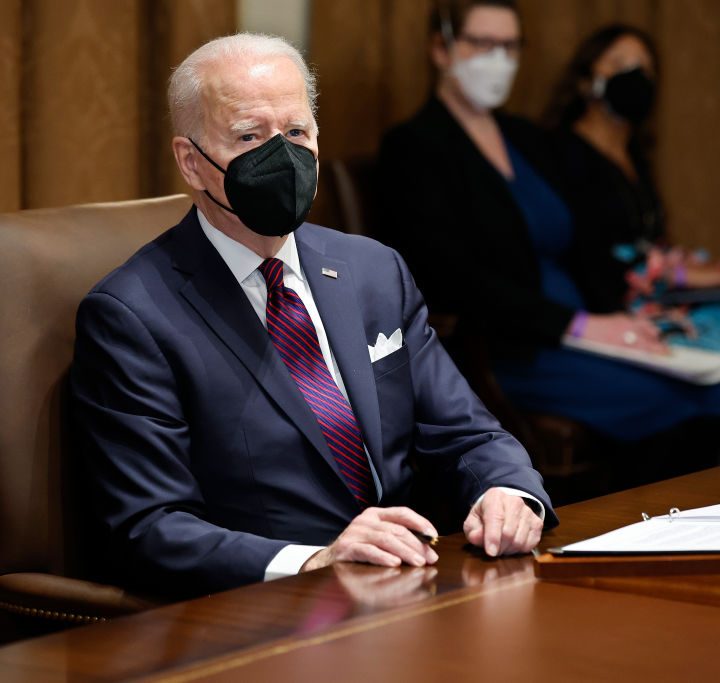 La imagen muestra a Joe Biden usando una mascarilla N95.