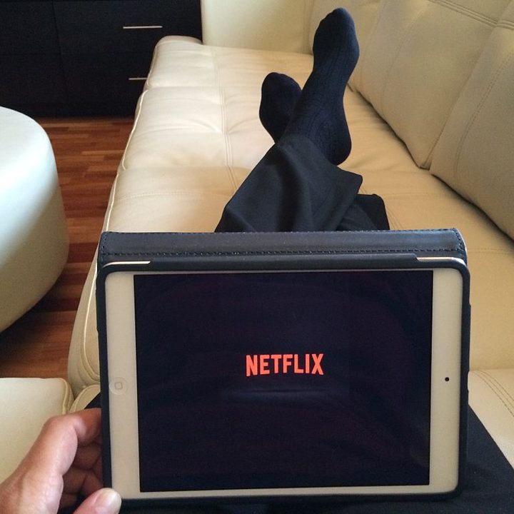 Un estudio señala que los maratones de series podrían elevar el riesgo de padecer trombosis.