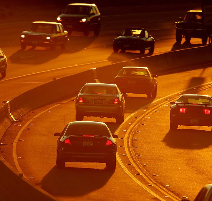 La imagen muestra una carretera con una gran cantidad de vehículos.