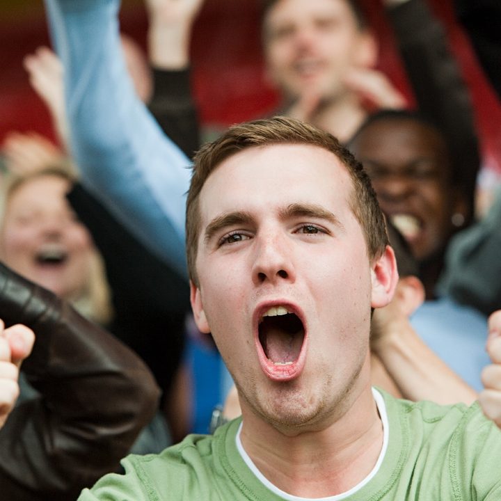 Un hombre joven celebra un gol en un estadio