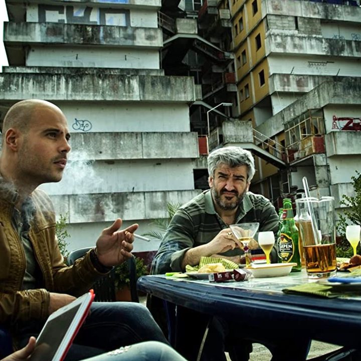 Marco D'Amore y Antonio Milo hacen una sobremesa en una escena de la serie "Gomorra".