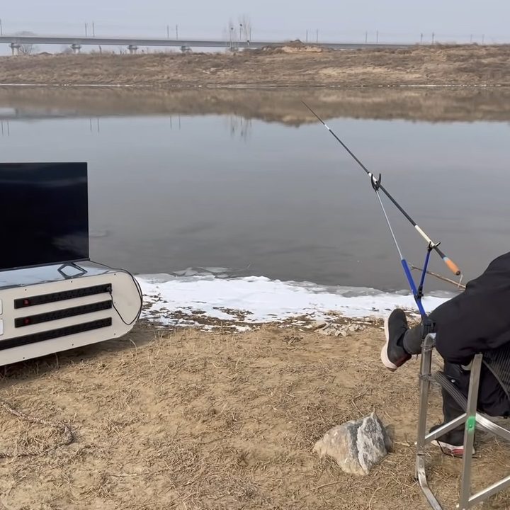 La imagen muestra a un inventor chino que construyó su propio banco de energía.