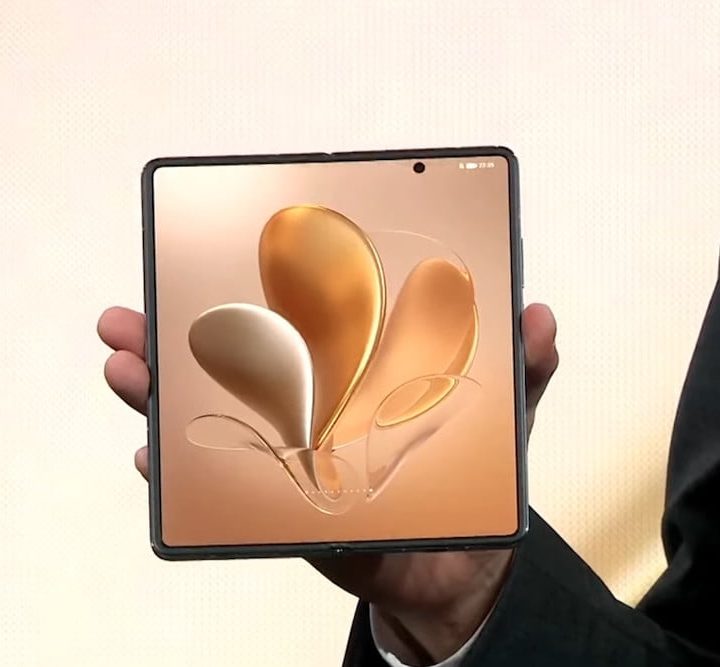 Persona sosteniendo un Honor Magic V, el primer celular plegable de la marca china.