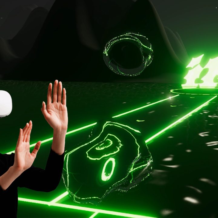 Una persona con un dispositivo de realidad virtual puesto, sobre un fondo de una plataforma de realidad virtual para artistas llamada VR.